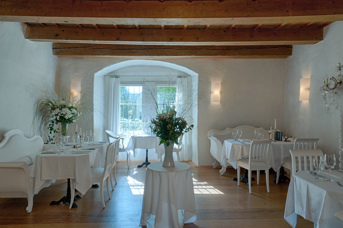 Banqueter dans les salles du château