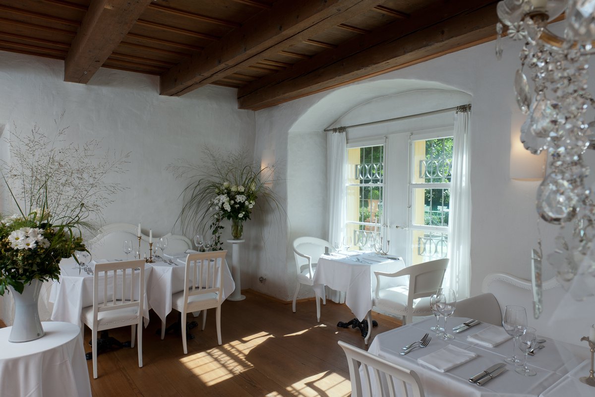 Banqueter dans les salles du château