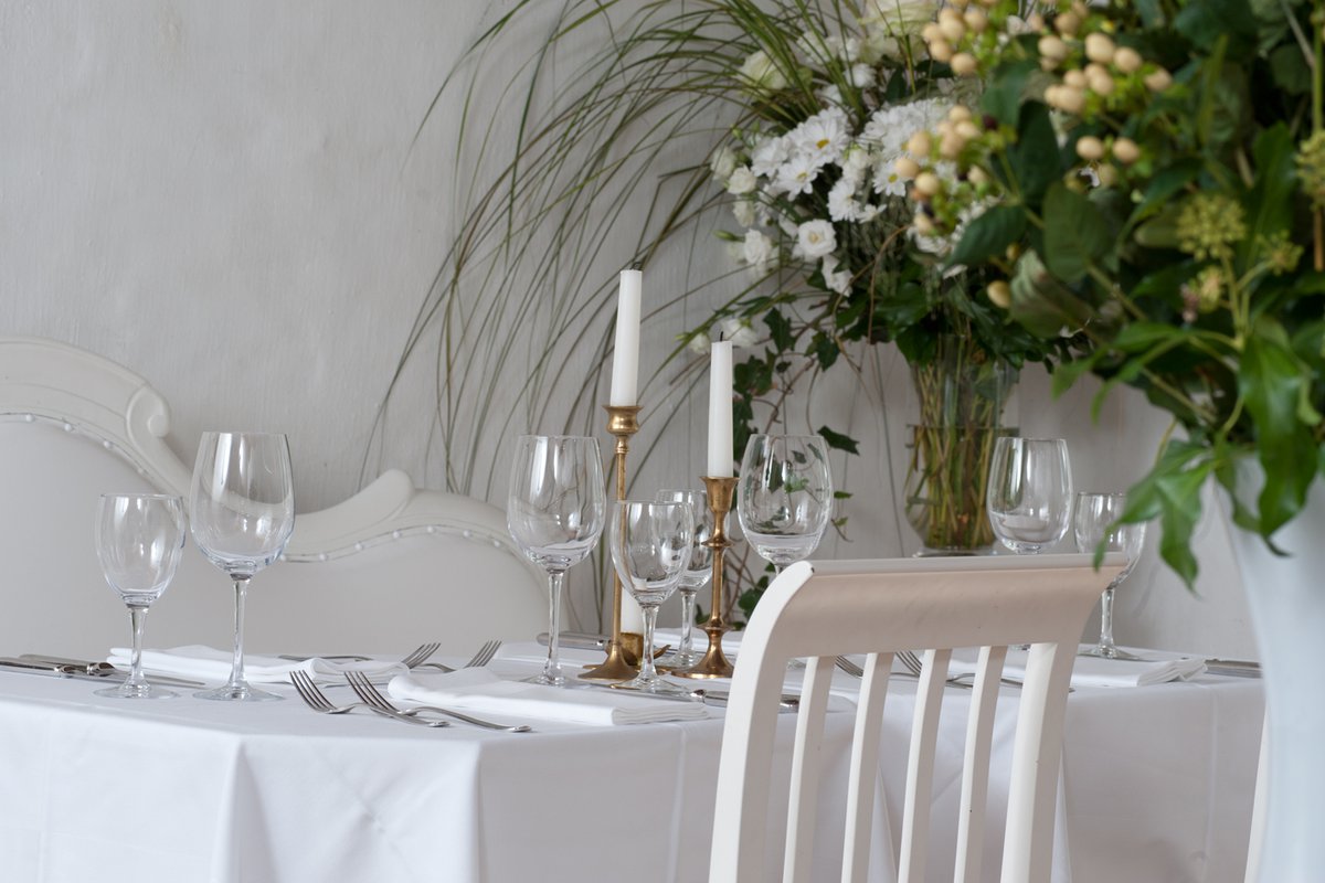 Banqueter dans les salles du château