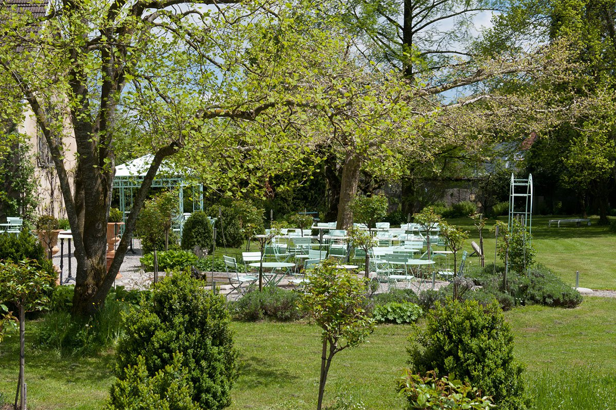 Banqueter dans les salles du château